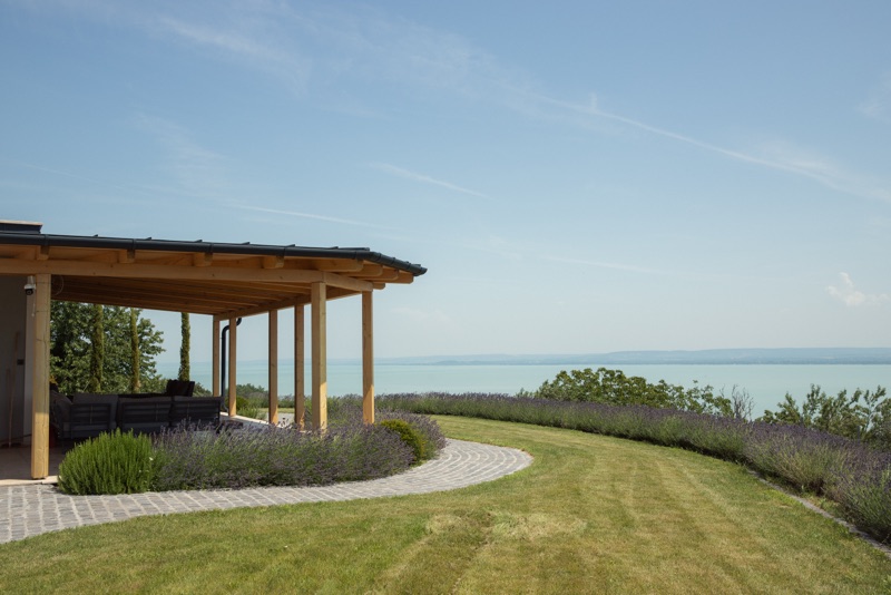 A terasz sarka levendulával, mögötte a Balaton kék tükre